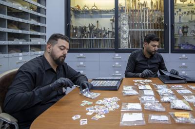 من أصل 40 ألف طابع .. متحف الكفيل ينجز فرز نصف مجموعته البريدية وتصنيفها