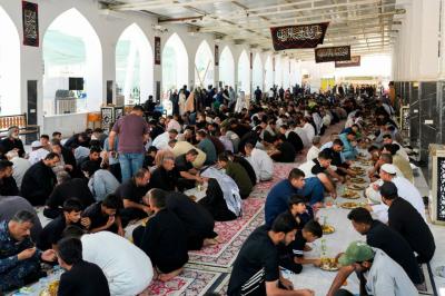 موكب العتبتين المقدستين الحسينية والعباسية يقدّم 4 آلاف وجبة طعام للزائرين في سامراء