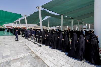 موكب العتبتين المقدستين الحسينية والعباسية يقدّم 4 آلاف وجبة طعام للزائرين في سامراء