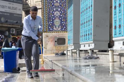 قسم الشؤون الخدمية ينفذ حملة لتنظيف محيط صحن مرقد أبي الفضل العباس (عليه السلام)
