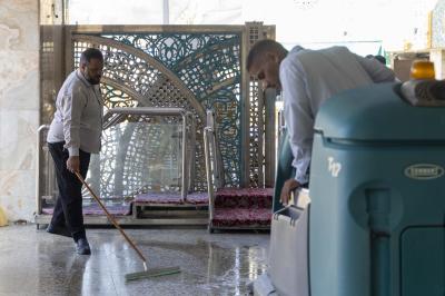 قسم الشؤون الخدمية ينفذ حملة لتنظيف محيط صحن مرقد أبي الفضل العباس (عليه السلام)