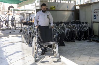 خدمة للزائرين.. قسم الشؤون الخدمية يوفر العربات لكبار السن وذوي الاحتياجات الخاصة
