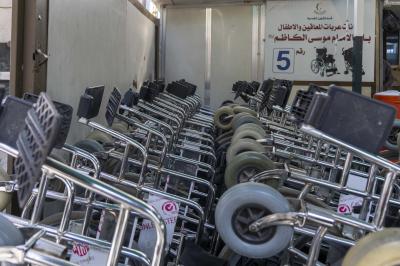 خدمة للزائرين.. قسم الشؤون الخدمية يوفر العربات لكبار السن وذوي الاحتياجات الخاصة