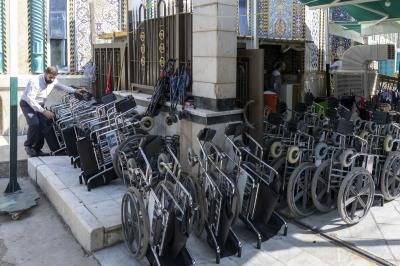 خدمة للزائرين.. قسم الشؤون الخدمية يوفر العربات لكبار السن وذوي الاحتياجات الخاصة