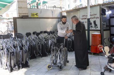 خدمة للزائرين.. قسم الشؤون الخدمية يوفر العربات لكبار السن وذوي الاحتياجات الخاصة
