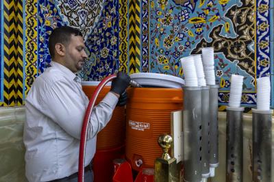عبر شعبة السقاية.. قسم الشؤون الخدمية يوفر مياه الشرب المبردة لزائري مرقد أبي الفضل العباس (عليه السلام)