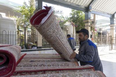 قسم بين الحرمين الشريفين يهيئ مسقفات الساحة الوسطية لخدمة الزائرين