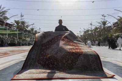 استعدادًا لاستقبال الزائرين في ليلة الجمعة.. قسم بين الحرمين يباشر فرش السجاد في الساحة الوسطية