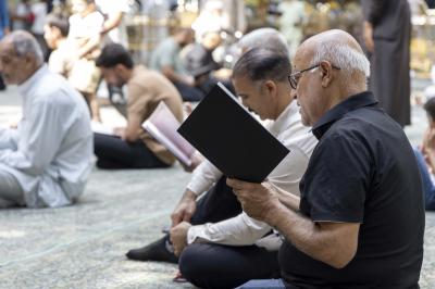 الزائرون يؤدون مراسم قراءة دعاء الندبة في صحن مرقد أبي الفضل العباس (عليه السلام)