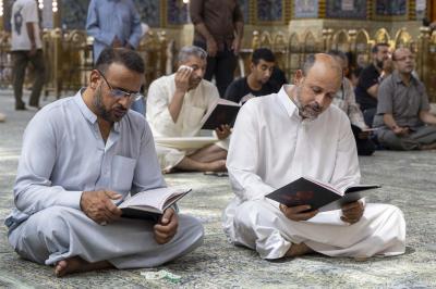 الزائرون يؤدون مراسم قراءة دعاء الندبة في صحن مرقد أبي الفضل العباس (عليه السلام)