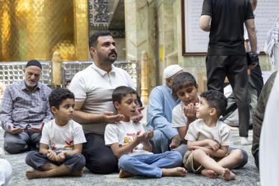 الزائرون يؤدون مراسم قراءة دعاء الندبة في صحن مرقد أبي الفضل العباس (عليه السلام)