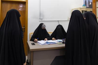 معهد القرآن الكريم النسوي يختتم منافسات اليوم الأول من مسابقة الفرقان الثامنة