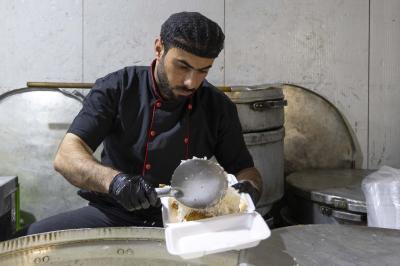 قسم المضيف يقدم وجبات الطعام لزائري مرقد أبي الفضل العباس (عليه السلام)