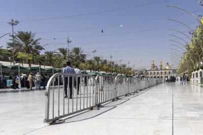 في ليلة الجمعة.. قسم بين الحرمين يباشر نصب قواطع حديدية في الساحة الوسطية