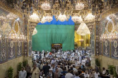 بالصور.. المؤمنون يحيون ليلة الجمعة عند مرقد أبي الفضل العباس (عليه السلام)