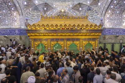 بالصور.. المؤمنون يحيون ليلة الجمعة عند مرقد أبي الفضل العباس (عليه السلام)