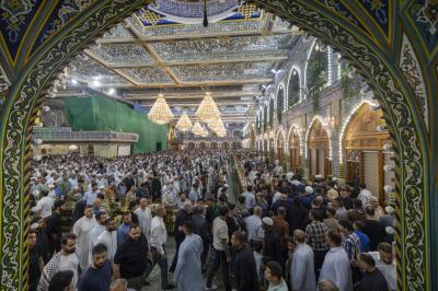 بالصور.. المؤمنون يحيون ليلة الجمعة عند مرقد أبي الفضل العباس (عليه السلام)