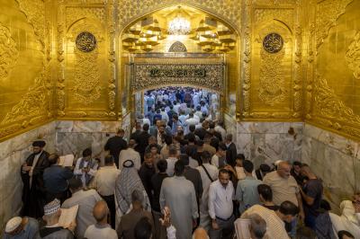 بالصور.. المؤمنون يحيون ليلة الجمعة عند مرقد أبي الفضل العباس (عليه السلام)