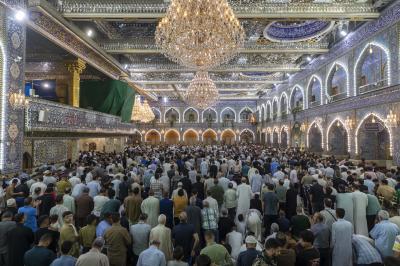 بالصور.. المؤمنون يحيون ليلة الجمعة عند مرقد أبي الفضل العباس (عليه السلام)