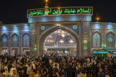 بالصور.. المؤمنون يحيون ليلة الجمعة عند مرقد أبي الفضل العباس (عليه السلام)