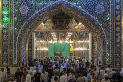 بالصور.. المؤمنون يحيون ليلة الجمعة عند مرقد أبي الفضل العباس (عليه السلام)