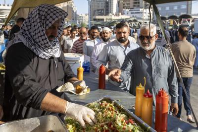 المواكب الخدمية في مدينة كربلاء تقدم خدماتها لزائري المرقدين الطاهرين