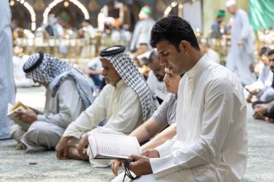 الزائرون يؤدون مراسم قراءة دعاء الندبة في صحن مرقد أبي الفضل العباس (عليه السلام)