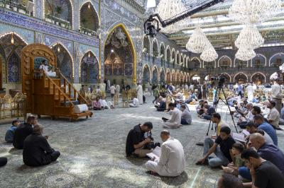 الزائرون يؤدون مراسم قراءة دعاء الندبة في صحن مرقد أبي الفضل العباس (عليه السلام)