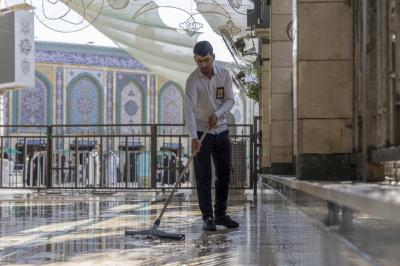 قسم بين الحرمين يهيِّئ الساحة الوسطية ويجري أعمال تشذيب أشجار حدائقها