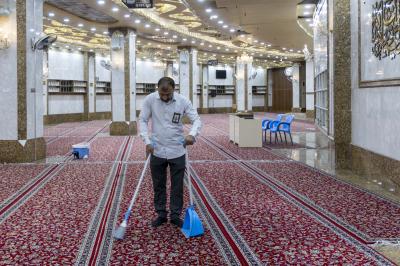 قسم الشؤون الخدمية يجري حملة لتنظيف سرداب الإمام الحسن (عليه السلام)