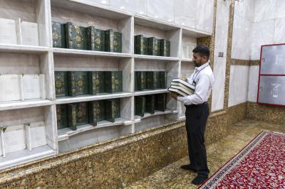 قسم الشؤون الخدمية يجري حملة لتنظيف سرداب الإمام الحسن (عليه السلام)