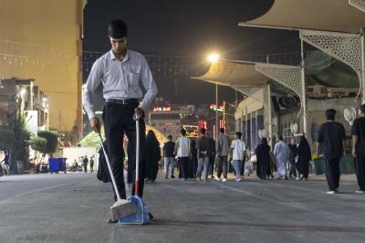 قسم بين الحرمين ينفذ حملته الدورية لتنظيف الطرق المؤدية إلى العتبة العباسية المقدسة