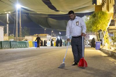 قسم بين الحرمين ينفذ حملته الدورية لتنظيف الطرق المؤدية إلى العتبة العباسية المقدسة