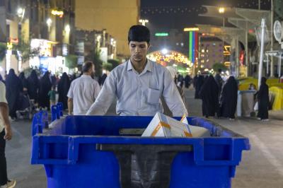 قسم بين الحرمين ينفذ حملته الدورية لتنظيف الطرق المؤدية إلى العتبة العباسية المقدسة