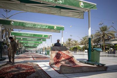 ملاكات قسم بين الحرمين تنفذ أعمال تنظيف الساحة الوسطية وفرشها بالسجاد