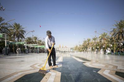 ملاكات قسم بين الحرمين تنفذ أعمال تنظيف الساحة الوسطية وفرشها بالسجاد