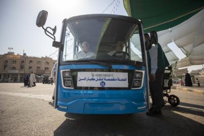 قسم بين الحرمين يوفر عجلات لنقل كبار السن وذوي الاحتياجات الخاصة من الزائرين