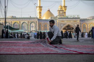 قسم الشؤون الخدمية ينفذ حملة لتنظيف محيط العتبة العباسية المقدسة وفرشه بالسجاد