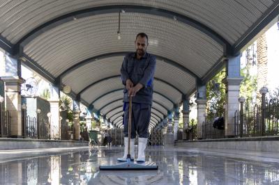قسم بين الحرمين الشريفين ينفذ أعمال غسل وتنظيف الساحة الوسطية