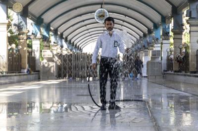 قسم بين الحرمين الشريفين ينفذ أعمال غسل وتنظيف الساحة الوسطية