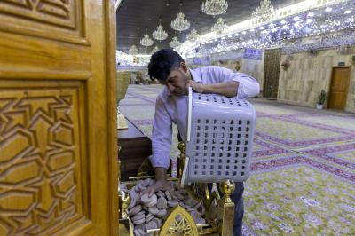 ملاكات قسم مقام الإمام المهدي (عجّل الله فرجه) تنفّذ حملة لتنظيف أروقته