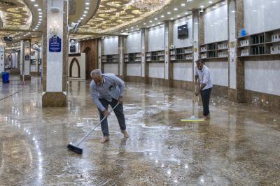 قسم الشؤون الخدمية ينجز أعمال غسل سرداب الإمام الحسن (عليه السلام) وتنظيفه