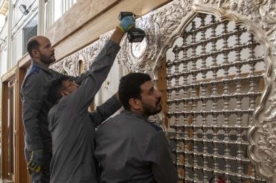 قسم صناعة الشبابيك يباشر تهيئة القطع المعدنية تمهيداً لتركيبها على شباك إحدى نوافذ حرم المرقد الطاهر
