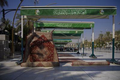  في ليلة الجمعة.. ملاكات قسم بين الحرمين تنفذ أعمال تنظيف الساحة الوسطية وفرشها بالسجاد