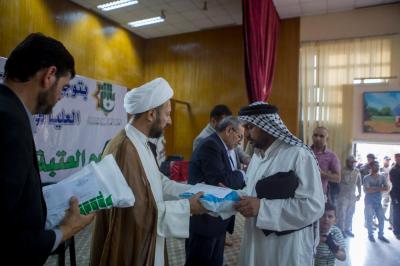 عقد من العطاء العابر للأزمات: مرجعية النجف الأشرف  بمواجهة النزوح والجائحة والجفاف