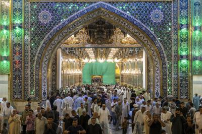 بالصور.. المؤمنون يحيون ليلة الجمعة الأخيرة من شهر ربيع الأول عند مرقد أبي الفضل العباس (عليه السلام)