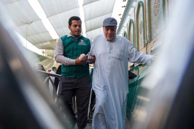قسم حفظ النظام يضاعف جهوده لتقديم العناية الخاصة لكبار السن من الزائرين