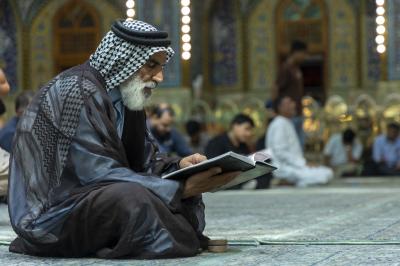 الزائرون يؤدون مراسم قراءة دعاء الندبة في صحن مرقد أبي الفضل العباس (عليه السلام)