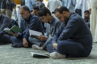 الزائرون يؤدون مراسم قراءة دعاء الندبة في صحن مرقد أبي الفضل العباس (عليه السلام)