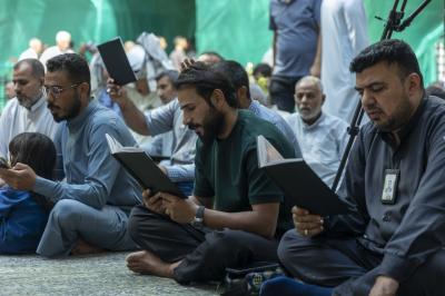 الزائرون يؤدون مراسم قراءة دعاء الندبة في صحن مرقد أبي الفضل العباس (عليه السلام)